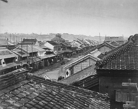 Yokohama, barrio de Otamachi, era Meiji — la modernización occidental transformó el paisaje urbano y también la moral pública del Japón del siglo XIX
